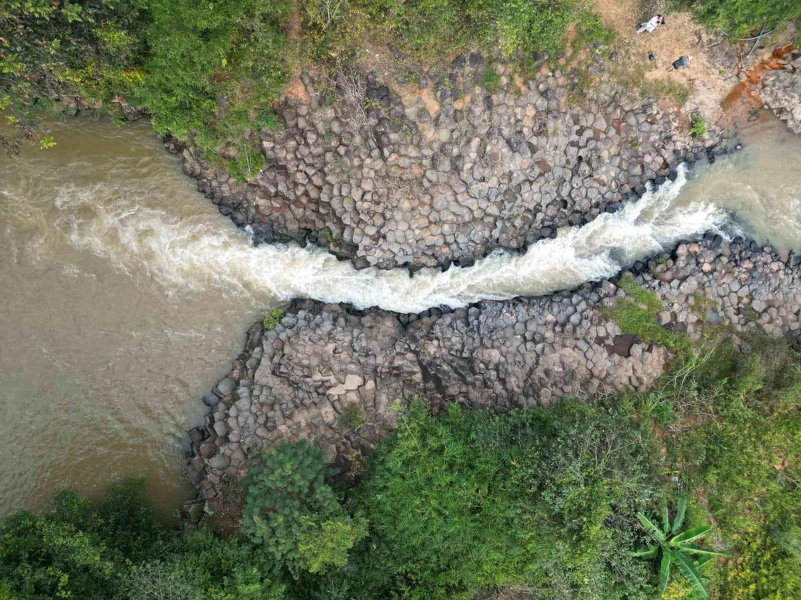 Suối đá cổ làng Vân 9