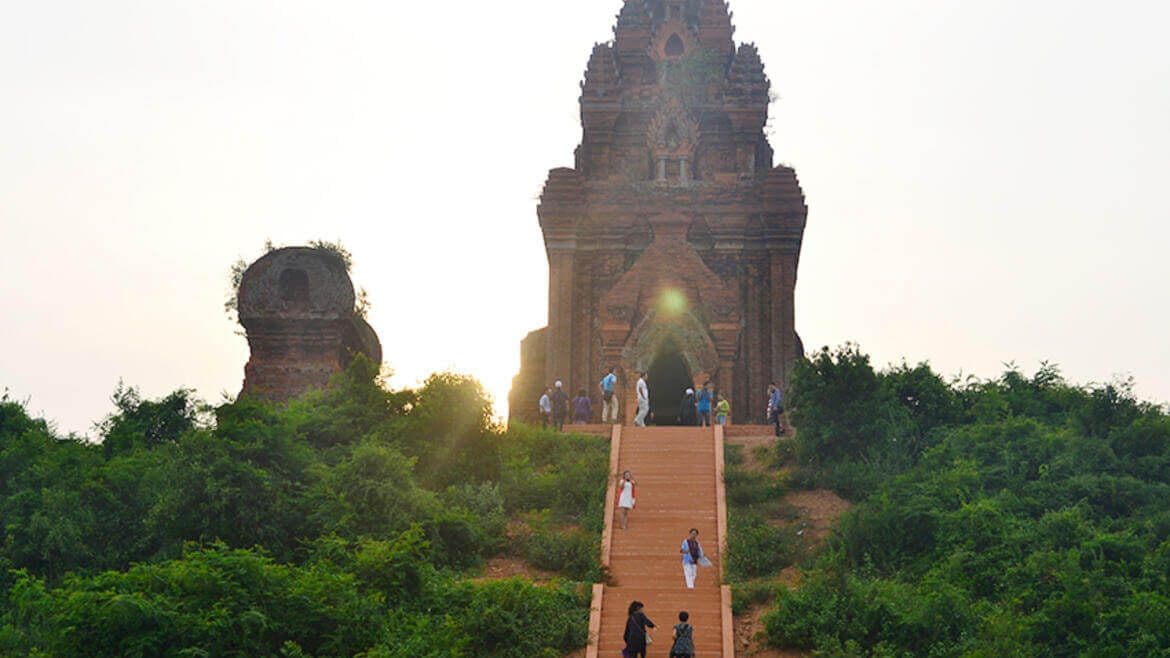 Tháp Bánh Ít (Tháp Bạc) 14