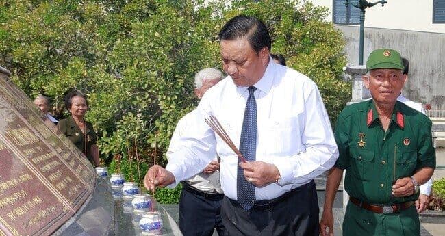 Di tích mộ tập thể liệt sĩ sư đoàn Sao Vàng 7