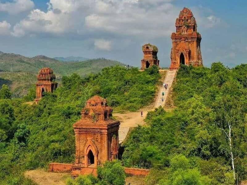 Tháp Bánh Ít (Tháp Bạc) 1