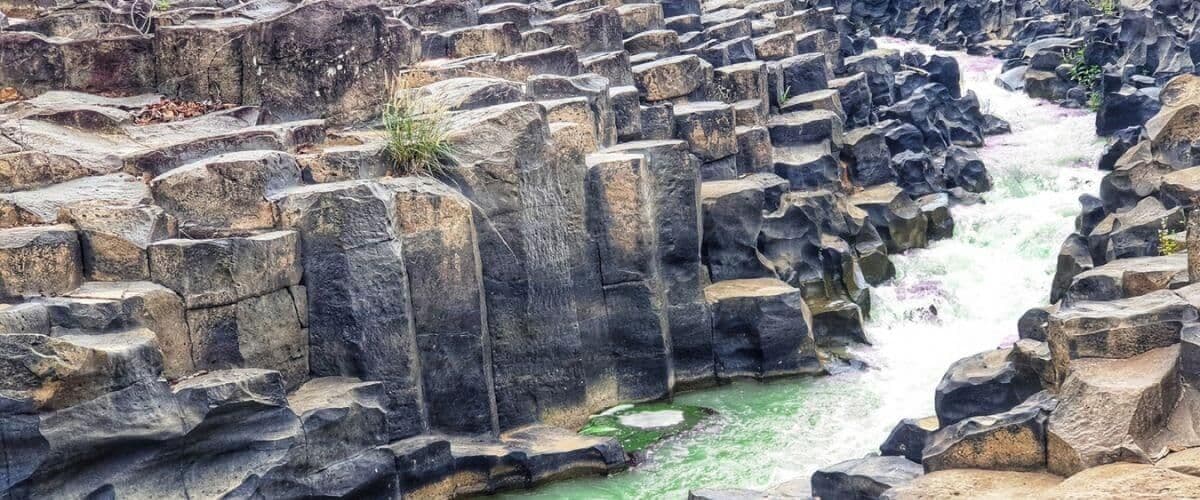 Suối đá cổ làng Vân 7