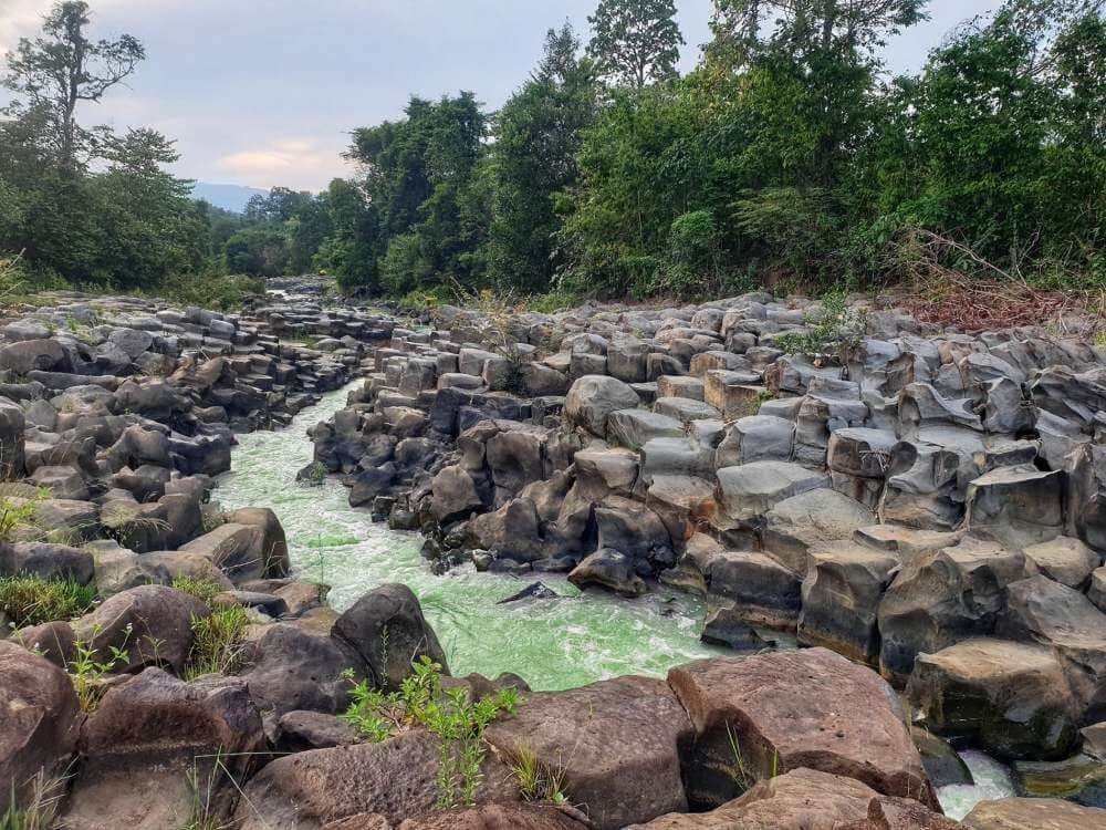 Suối đá cổ làng Vân 8