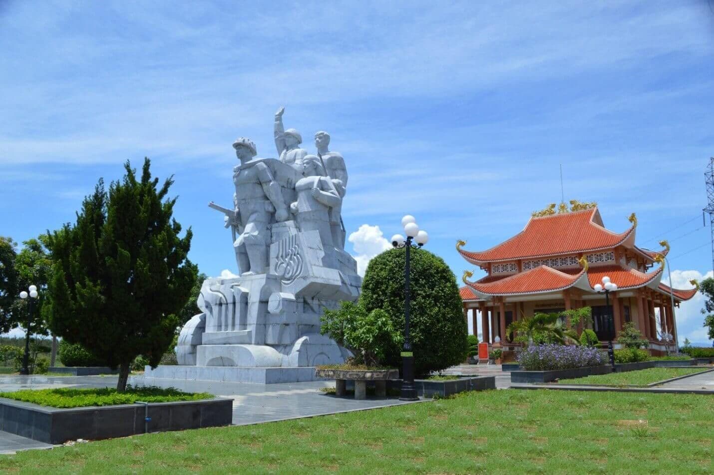 Nhà bia Tưởng niệm chiến thắng Đak Pơ 8