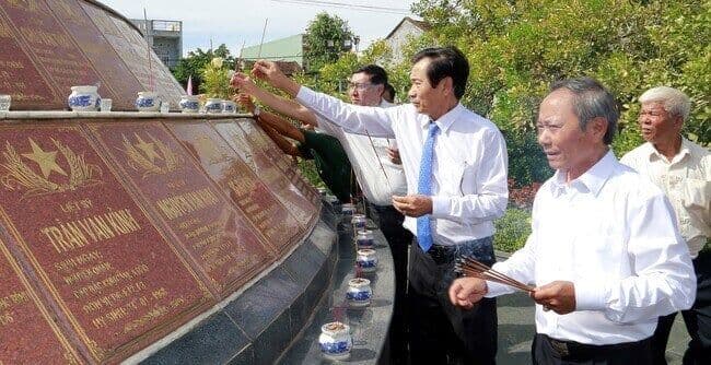 Di tích mộ tập thể liệt sĩ sư đoàn Sao Vàng 8