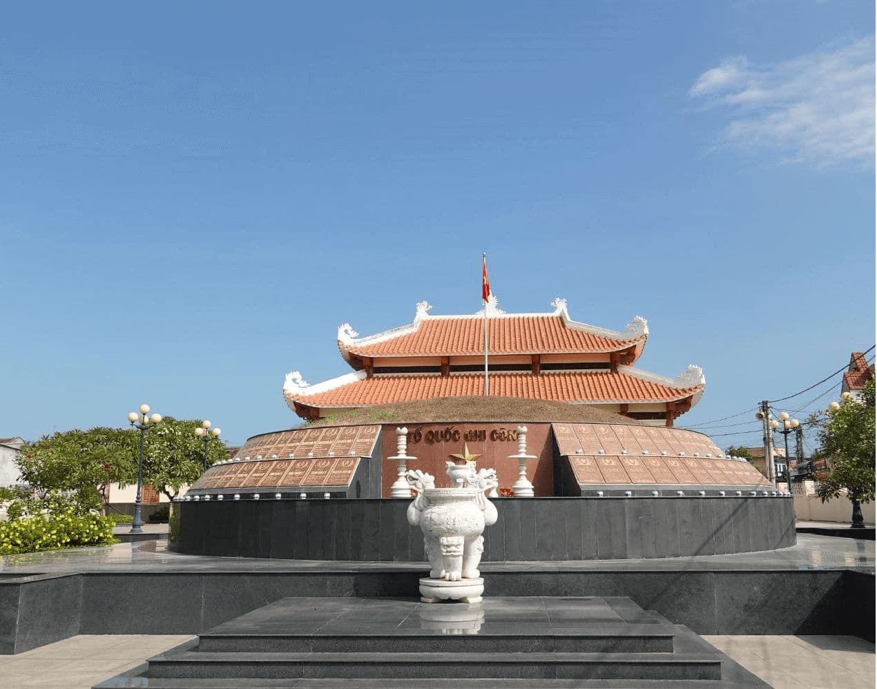 Di tích mộ tập thể liệt sĩ sư đoàn Sao Vàng 10
