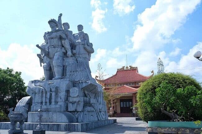 Nhà bia Tưởng niệm chiến thắng Đak Pơ 7
