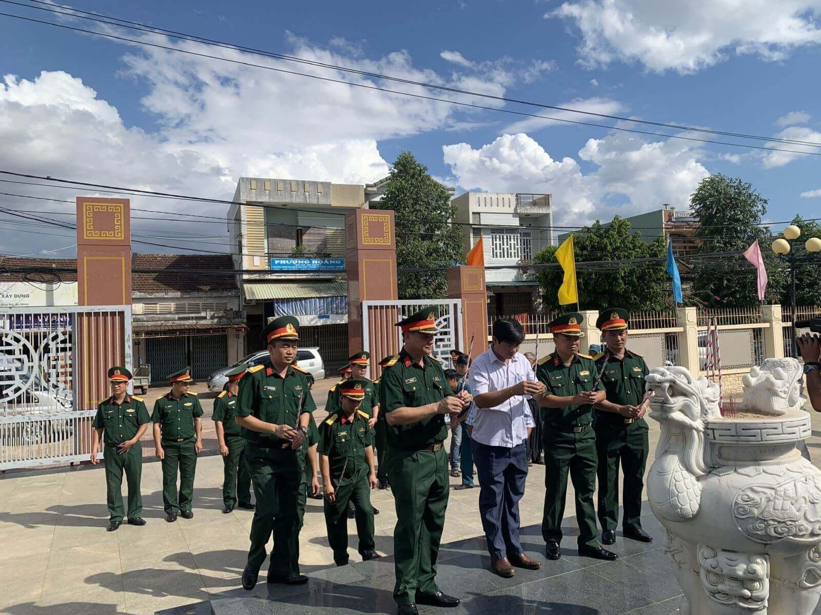 Di tích mộ tập thể liệt sĩ sư đoàn Sao Vàng 4