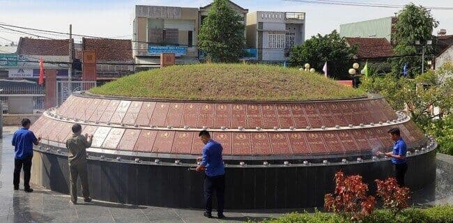 Di tích mộ tập thể liệt sĩ sư đoàn Sao Vàng 9