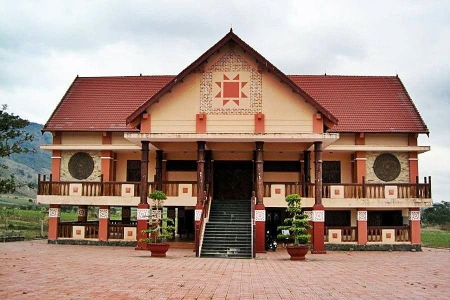 Nhà lưu niệm Anh hùng Núp 12