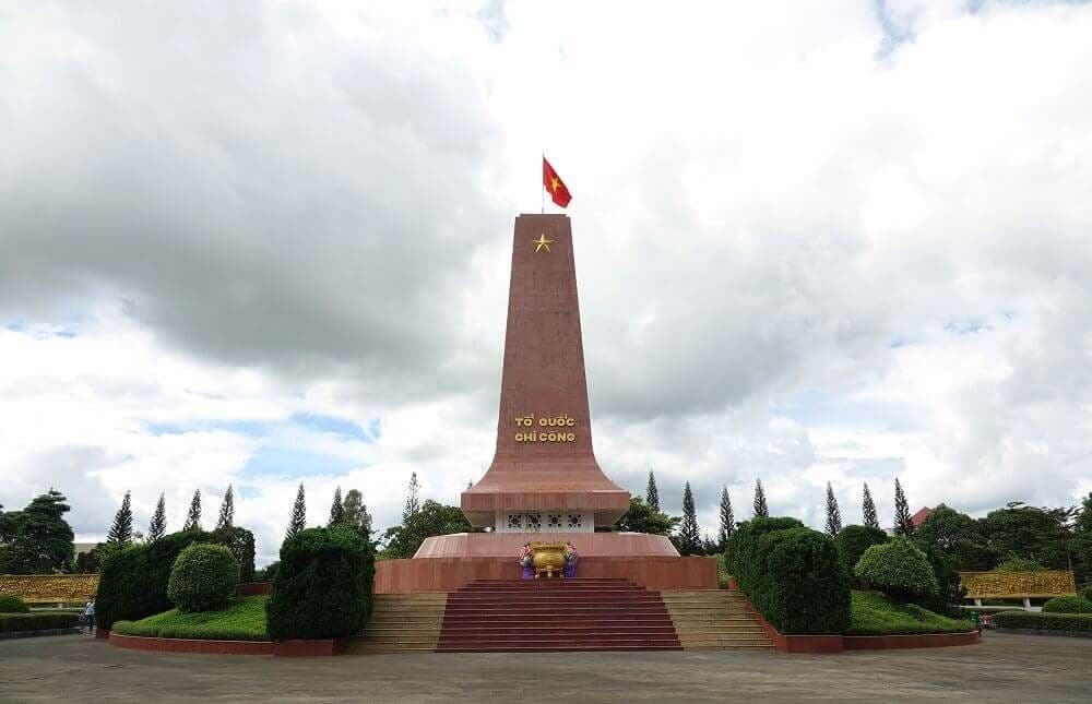 Đền tưởng niệm Mộ liệt sỹ 9